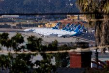 　５月９日、米上院は、航空管制官の増員や滑走路での機体接近事故回避の対策費増額、欠航便の払い戻し迅速化などを盛り込んだ米連邦航空局（ＦＡＡ）再授権法案を賛成多数で可決した。アラスカ航空の飛行機、カリフォルニア州で１月撮影（２０２４年　ロイター／Mike Blake）