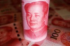 ５月１０日、中国人民元の対ドル相場がじり安傾向をたどっている。写真は人民元紙幣。２０２２年６月撮影（２０２４年　ロイター/Florence Lo）