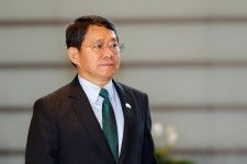 ５月１０日、フィリピンのアニョ国家安全保障補佐官（写真）は、在マニラ中国大使館が混乱をもたらすために「偽・誤情報、悪意ある情報」を拡散したとして、外交官の追放を求めた。写真は２０２３年６月、都内の首相官邸に到着するアニョ氏（２０２４年　ロイター／Kim Kyung-Hoon）