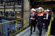 ５月９日、フランス北部の港町ダンケルクは今、政府による投資支援策の効果でちょっとした新工場建設ブームが起きている。写真は１２日、ダンケルクの工場を視察するマクロン仏大統領。代表撮影（２０２４年　ロイター）
