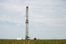 米エネルギーサービス会社ベーカー・ヒューズの週間データ（５月１０日までの週）によると、国内石油・天然ガス掘削リグ稼働数は３週連続で減少した。写真は米テキサス州セミノールのリグ。２０１９年９月撮影。（２０２４年　ロイター/Adria Malcolm）