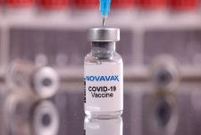 　米バイオ医薬品会社ノババックスは１０日、仏製薬大手サノフィと新型コロナウイルスワクチンに関連するライセンス契約を締結したと発表した。契約の規模は少なくとも１２億ドル。写真はノババックスのコロナワクチン。２０２２年１月撮影（２０２４年　ロイター/Dado Ruvic）