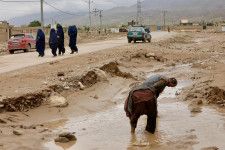 　５月１２日、アフガニスタン当局は、北部で複数の村が豪雨による洪水に見舞われ、３１５人が死亡し、１６００人余りが負傷したと発表した。アフガニスタン・バグラン州で１１日撮影（２０２４年　ロイター/Sayed Hassib）