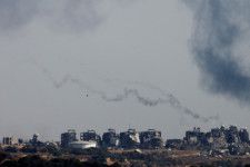 　５月１２日、ブリンケン米国務長官は、イスラエルはパレスチナ自治区ガザにいる約１４０万人の民間人を守るための「信頼できる計画」を持つ必要があると述べた。写真はガザから上る煙（２０２４年　ロイター/Amir Cohen）