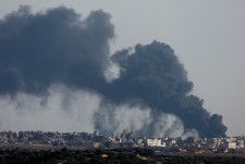 ５月１２日、イスラエル軍は、パレスチナ自治区ガザ北部のジャバリア東部に戦車を投入した。写真はガザ北部の上空に立ち上る煙。イスラエル側から同日撮影（２０２４年　ロイター／Amir Cohen）