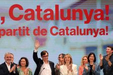 スペイン北東部カタルーニャ自治州で１２日に行われた州議会選挙は、社会党が最大議席を獲得した。写真は社会党を率いるサルバドール・イジャ氏（左から３人目）（２０２４年　ロイター／Nacho Doce）
