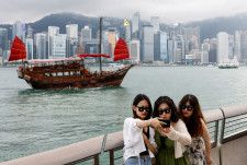 中国本土から香港に、団体旅行の形ではなく個人で旅行することを認める制度に、新たに８都市が加わった。写真は香港で４月撮影（２０２４年　ロイター／Tyrone Siu）