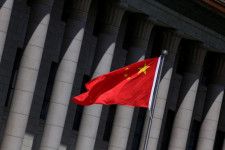 中国の証券取引所が１３日からの週に、今年２月上旬から停止していた上場申請に対する審査を再開する。写真は中国の国旗。北京で２０１９年５月撮影（２０２４年　ロイター／Jason Lee）