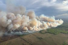 　５月１２日、カナダ西部で起きた大規模な山火事は、延焼面積が約１万ヘクタールに達し、ブリティシュコロンビア州の住民の一部に避難指示が出された。写真はカナダのアルバータ州で１０日撮影、提供写真（２０２４　ロイター／Alberta Wildfire）