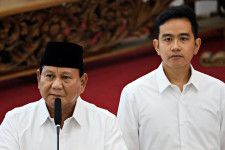 　５月１２日、今年２月のインドネシア大統領選で大勝し１０月に就任するプラボウォ次期大統領（写真左）は周辺地域で影響力を競う中国と米国について、インドネシアは両国に非常にオープンだと述べた。写真はインドネシアのジャカルタで４月撮影（２０２４　ロイター／Ajeng Dinar Ulfiana）