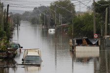 　ブラジル・リオグランデドスル州の民間防衛当局は１２日、洪水による死者が前日の１３６人から増えて１４３人に上ったと発表した。同州ポルトアレグレで撮影（２０２４年　ロイター／Adriano Machado）