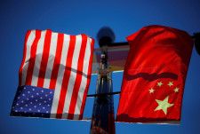 　　米国と中国の当局者は５月１４日にジュネーブで人工知能（ＡＩ）に関する協議を行う。写真は両国の旗。米マサチューセッツ州ボストンで２０２１年１１月撮影（２０２４年　ロイター/Brian Snyder）