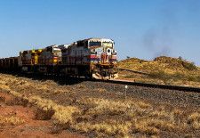 英豪資源大手リオ・ティントは１３日、西オーストラリア州で鉄鉱石を積んだ無人運転の貨物列車が夜間に衝突・脱線事故を起こしたと発表した。リオ・ティントの自動走行列車、西オーストラリア州で昨年１０月撮影。（２０２４年　ロイター/Melanie Burton）