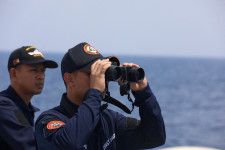 フィリピン国家安全保障会議のジョナサン・マラヤ報道官は１３日、南シナ海の排他的経済水域（ＥＥＺ）にある岩礁や浅瀬、小島をより厳重に警備すると表明した。フィリピン沿岸警備隊の監視、南シナ海で昨年１０月撮影。（２０２４年　ロイター/Adrian Portugal/File Photo）