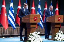 トルコのエルドアン大統領（写真右）は１３日、首都アンカラでギリシャのミツォタキス首相（左）と会談し、両国間に「解決できない問題はない」と述べた。（２０２４年　ロイター/Umit Bektas）