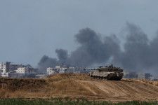 ５月１３日、国連はイスラエルとイスラム組織ハマスの戦闘によるパレスチナ自治区ガザの死者は３万５０００人を超えているとした上で、死者の内訳の最新の数字を公表した。写真はガザ上空に煙が立ち上る様子。イスラエル側から１３日撮影（２０２４年　ロイター／Amir Cohen）