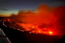 　５月１３日、カナダ西部ブリティッシュコロンビア州で大規模な山火事が発生し、消防隊員らによる懸命な消火活動が続いている。写真は１０日、同州フォートネルソンから病院の患者を避難させた医療当局者が撮影した写真（２０２４年　ロイター/Andrei Axenov/BCEHS）
