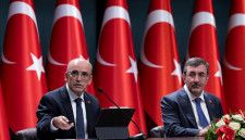 　５月１３日、トルコ政府の経済チームを率いるユルマズ副大統領とシムシェキ財務相は１３日、包括的な財政緊縮策を発表した。写真は両氏。トルコのアンカラで撮影（２０２４　ロイター／Umit Bektas）