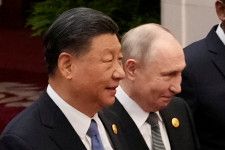 　５月１４日、ロシアのプーチン大統領（写真右）が１６−１７日に中国を訪問すると、中国国営メディアが報じた。左は習近平国家主席。昨年１０月、北京で代表撮影（２０２４年　ロイター）