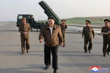 ５月１４日、北朝鮮の金正恩朝鮮労働党総書記は、軍のミサイル部隊に新たに配備される戦術ミサイルシステムを視察したと、朝鮮中央通信（ＫＣＮＡ）が１５日に伝えた。写真は１０日にロケット砲の試射を視察する金総書記。ＫＣＮＡが提供（２０２４年　ロイター／KCNA）