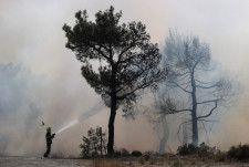 ２０２３年の北半球の夏は、過去２０００年という期間で見ても最も暑かったことが、１４日に公表された研究論文で明らかにされた。写真はギリシャのエブロス県で２０２３年９月、山火事の消火活動を行うチェコの消防隊員（２０２４年　ロイター／Alexandros Avramidis）
