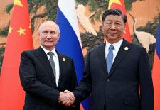 ロシアのプーチン大統領が１６日、通算５期目に入って初の外遊先として北京を２日間の日程で訪問する。写真はプーチン大統領（左）と中国の習近平国家主席。北京で２０２３年１０月撮影。提供写真（２０２４年　ロイター／Sputnik/Sergei Guneev/Pool via REUTERS）