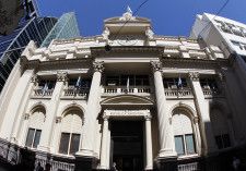 　５月１４日、アルゼンチン中央銀行は、政策金利を従来の５０％から４０％に引き下げたと発表した。写真は同中銀。アルゼンチンのブエノスアイレスで２０１１年１０月撮影（２０２４　ロイター／Enrique Marcarian）