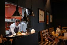 　５月１５日、オーストラリア統計局が発表した第１・四半期の賃金価格指数（ＷＰＩ）は前期比０．８％上昇し、伸びは市場予想の０．９％を下回り、２０２２年終盤以来の低水準となった。写真はシドニーのカフェで食事を用意する男性。２０２２年８月撮影（２０２４　ロイター／Loren Elliott）