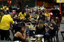 　５月１４日、ブラジル地理統計院（ＩＢＧＥ）が１４日発表した３月のサービス業活動は前月比０．４％上昇した。写真はブラジルのマナウスにあるバーで２０２０年９月撮影（２０２４　ロイター／Bruno Kelly）