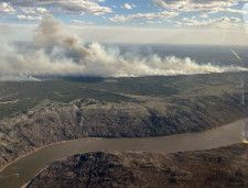 　カナダ西部で発生した山林火災は延焼地域が拡大し、アルバータ州当局が１４日、火の迫ったフォートマクマレーの近郊住民計約６０００人に避難命令を出した。フォートマクマレー周辺で１０日撮影。アルバータ州提供（２０２４年　ロイター）