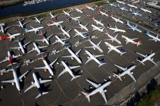 米航空機大手ボーイングは１４日、４月の商用機納入が前年同月の２６機から２機減少の２４機だったと発表した。写真はボーイング７３７MAX機。米シアトルで１９年１月撮影。（2024年 ロイター/Lindsey Wasson/File Photo）
