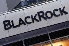 　５月１５日　米資産運用大手ブラックロックは、最近運用を開始した上場投資信託（ＥＴＦ）を通じてインド国債ＥＴＦのシェア拡大を目指している。写真はブラックロックのロゴで、２０２１年５月にニューヨーク市で撮影（２０２４年　ロイター／Carlo Allegri）