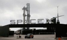 ５月１３日、 大富豪イーロン・マスク氏が率いる宇宙開発企業スペースＸは、テキサス州全域でロケット人工衛星事業を急拡大している。写真は同州ボカチカの同社のロケット打ち上げ施設で３月撮影（２０２４年　ロイター/Joe Skipper）