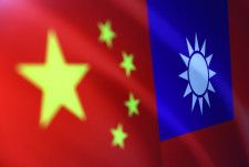 　５月１５日、台湾で今月２０日に頼清徳氏が新総統が就任するのを前に、中国軍の動きが一段と活発化している。写真は中国と台湾の旗。２０２２年８月撮影（２０２４年　ロイター/Dado Ruvic）