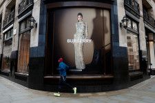 ５月１５日、 英高級ファッションブランド、バーバリーは通年の営業利益が３４％減少したと発表した。ロンドンのバーバリー店舗前で２０２３年１月撮影（２０２４年　ロイター/Peter Nicholls）