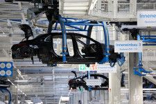 ５月１５日、欧州連合（ＥＵ）統計局（ユーロスタット）が発表した第１・四半期のユーロ圏域内総生産（ＧＤＰ）改定値は前期比０．３％増だった。独シュトゥットガルトの自動車工場で３月撮影（２０２４年　ロイター/Wolfgang Rattay）