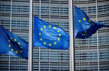 欧州連合（ＥＵ）欧州委員会は１５日発表した今年のユーロ圏の経済見通しで、０．８％とした２月の予測を据え置く一方で、インフレ予想を下方修正した。ブリュッセルの本部で昨年３月撮影。（2024年　ロイター/Johanna Geron/File Photo）
