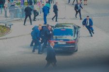 ５月１５日、中欧スロバキアのフィツォ首相が中部ハンドロバで銃撃され、重傷を負った。一時は深刻な容体とされたが、政府高官によると、搬送先の病院で治療を受けて生命の危機は脱した。写真は銃撃後に首相を車に乗せられる警備スタッフら（２０２４年　ロイター/Radovan Stoklasa）