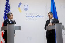 ウクライナを訪問中のブリンケン米国務長官（写真左）は１５日、ウクライナに２０億ドルの軍事支援を提供すると発表した。（２０２４年　ロイター/Alina Smutko）