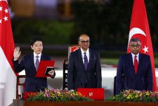 シンガポールの副首相兼財務相だったローレンス・ウォン氏（５１）（写真左）が１５日、第４代首相に就任した。（２０２４年　ロイター/Edgar Su）