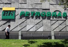 ５月１５日、ブラジル国営石油会社ペトロブラスが、ジャン・ポール・プラテスＣＥＯとセルジオ・カエタノＣＦＯの退任を発表し、株価が急落した。写真はリオデジャネイロの同社本社前で２０２０年３月撮影（２０２４年　ロイター／Sergio Moraes）