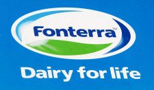 　５月１６日、ニュージーランド乳業最大手フォンテラは、乳固形分事業に経営資源を集中的に投下する方針を発表した。写真は同社のロゴ。ニュージーランドのハミルトンで２０１３年８月撮影（２０２４　ロイター／Nigel Marple）