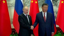 中国の習近平国家主席（写真道）は１６日、北京でロシアのプーチン大統領（同左）と会談し、現在の中ロ関係は容易に実現したものではなく、双方が大切にすべきだと述べた。５月１６日、映像画面を撮影（２０２４年　Kremlin.ru/Handout via REUTERS）