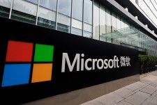 米マイクロソフトは、中国を拠点とするクラウドコンピューティングと人工知能（ＡＩ）事業の従業員約７００─８００人に対し、国外への転勤を検討するよう求めていると、米紙ウォール・ストリート・ジャーナル（ＷＳＪ）が１６日に報じた。写真は北京のオフィスビルにあるマイクロソフトの看板。２３年５月撮影。（2024年 ロイター/Tingshu Wang/File Photo）