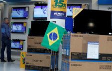 ブラジル中央銀行が１５日発表した第１・四半期の経済活動指数は季節調整済みで１．０８％上昇した。写真はテレビの値段をチェックする男性。サンパウロで１８年撮影。（2024年 ロイター/Leonardo Benassatto/File Photo）