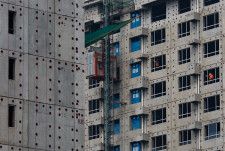 　５月１７日、４月の中国新築住宅価格は前月比で９年超ぶりの大幅な下落となった。写真は北京で昨年９月撮影（２０２４　ロイター／Tingshu Wang）