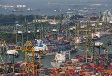 　５月１７日、シンガポール当局が発表した４月の石油を除く輸出は前年比９．３％減少した。医薬品を中心とする非電子製品の減少が押し下げた。写真はシンガポールの港で２０１７年６月撮影（２０２４　ロイター／Darren Whiteside）
