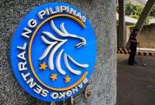 　フィリピン中央銀行のレモロナ総裁は１７日、中銀がタカ派スタンスを弱めれば通貨ペソに下押し圧力がかかる可能性があるとの見方を示した。マニラの中銀前で２０１６年４月撮影（２０２４年　ロイター／Romeo Ranoco）