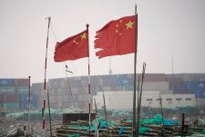 欧州連合（ＥＵ）の欧州委員会は１６日、スズのメッキをした中国製圧延鋼材に対する反ダンピング（不当廉売）調査を開始したと発表した。写真は中国国旗。上海の港で２２年１月撮影。（2024年 ロイター/Aly Song/File Photo）