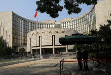 中国人民銀行（中央銀行）は１７日、３つの声明を出し、低迷する不動産需要を喚起するため、住宅ローン金利と頭金比率を引き下げると発表した。写真は中国人民銀行。２２年撮影。（2024年 ロイター/Tingshu Wang）